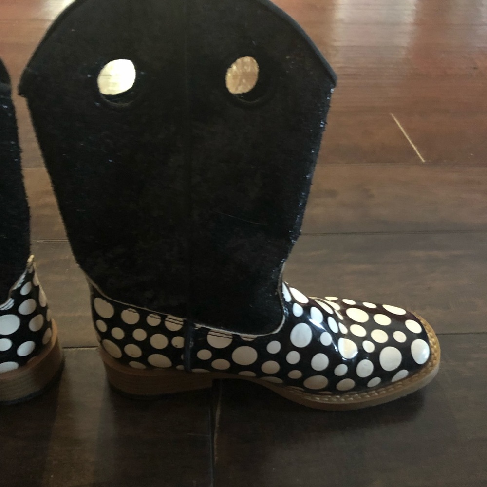 Boots - Picture 4 of 6